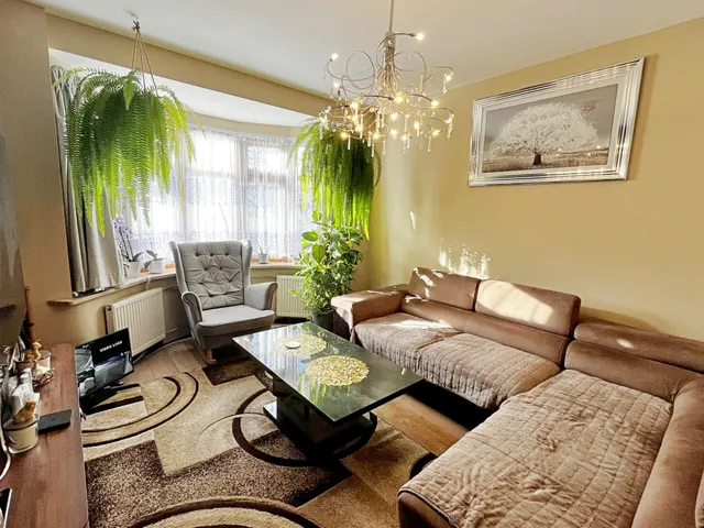 Farndale Crescent, Greenford, UB6, photo 2