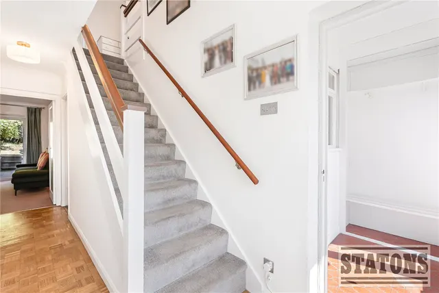 Photo 2 — Vincent Close, Barnet, EN5 5NR