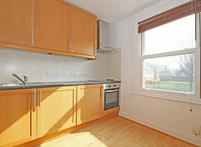 Kneller Road, TW2, photo 2