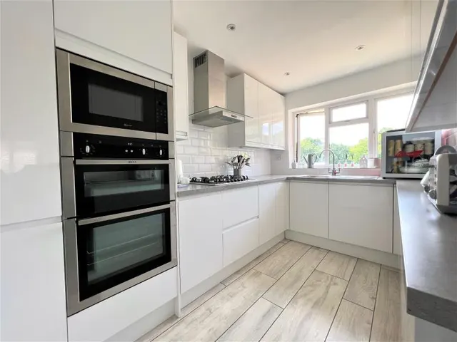 Chertsey Road, Byfleet, KT14, photo 2