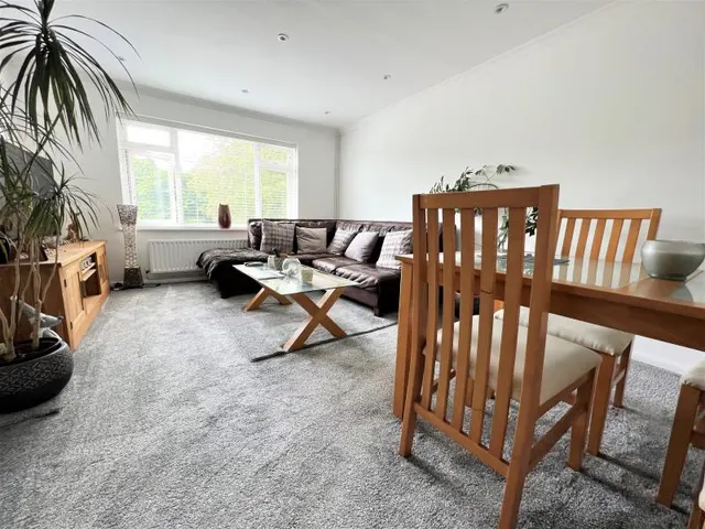 Chertsey Road, Byfleet, KT14, photo 3