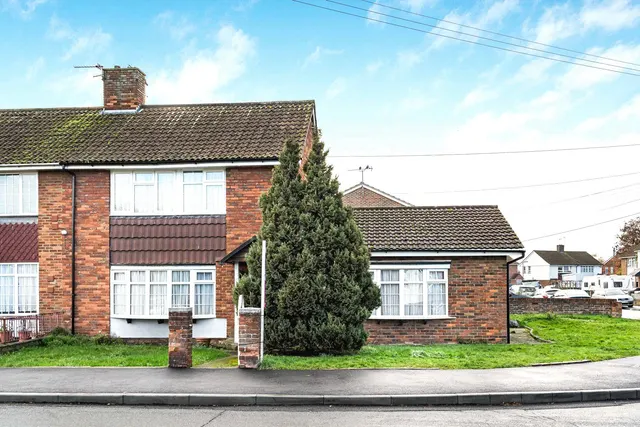 St. Marys Crescent, Stanwell, TW19, photo 1