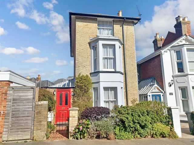 Cowes, PO31, photo 1