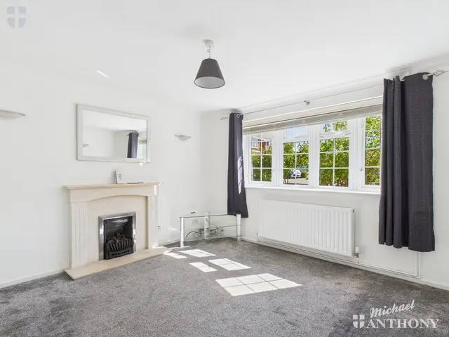 Photo 2 — Dean Close, Aylesbury, HP21 9QE