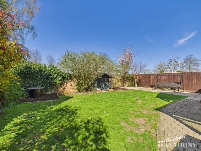 Photo 3 — Dean Close, Aylesbury, HP21 9QE