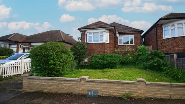 Dacre Gardens, Chigwell, photo 1