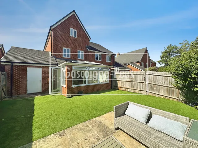 Thompson Way, GU14, photo 1