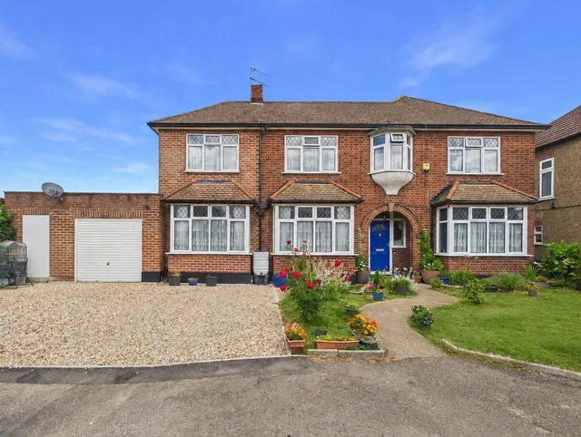 Gables Avenue, Ashford, TW15, photo 1