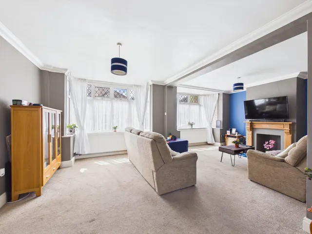 Gables Avenue, Ashford, TW15, photo 2