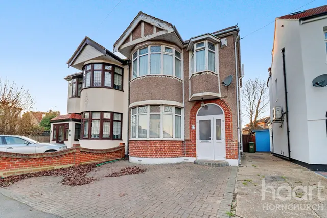 Crystal Avenue, Hornchurch, RM12, photo 1