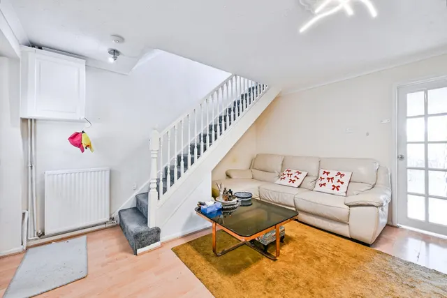 Photo 2 — Fairmead Close, Nottingham