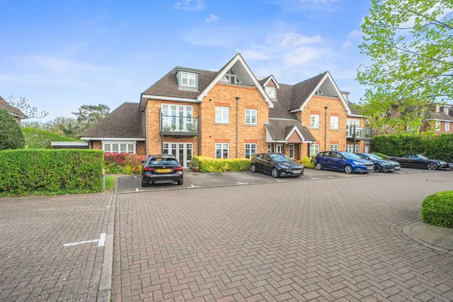 Shoppenhangers Road, Maidenhead, photo 1