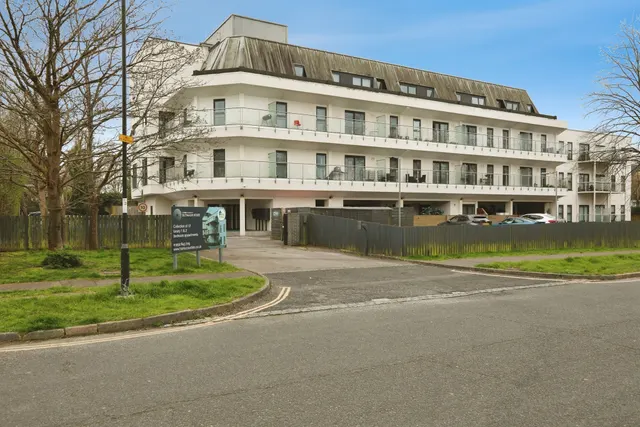Russell Way, Crawley, photo 1