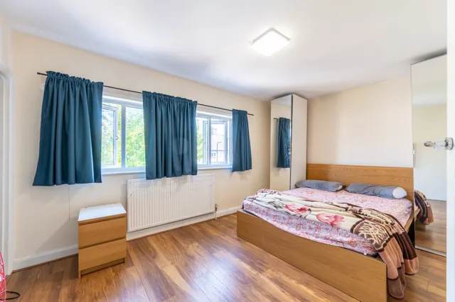 Photo 3 — 35 Lily Gardens, Wembley