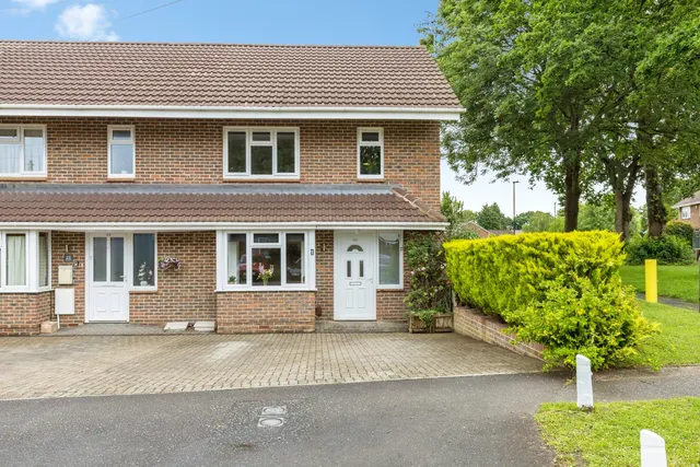 Martyrs Avenue, Crawley, RH11, photo 2