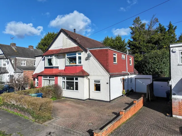 Sylvia Avenue, Hatch End HA5 4QN, photo 1