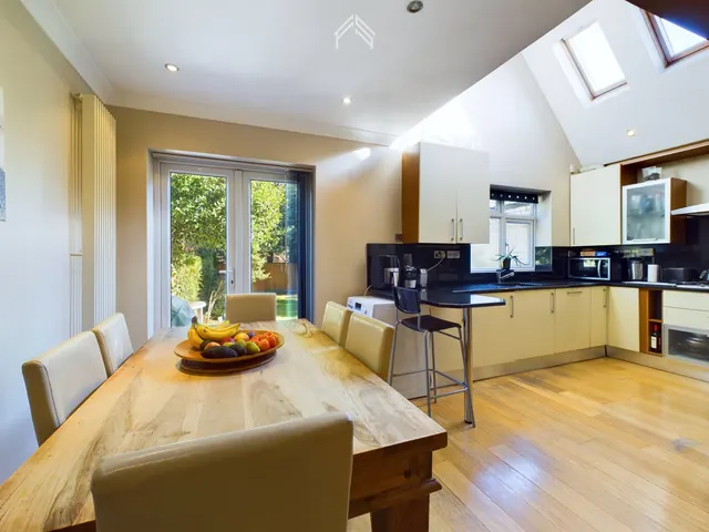 Photo 3 — Sylvia Avenue, Hatch End HA5 4QN