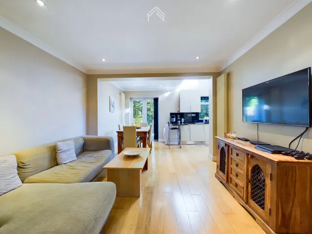Photo 2 — Sylvia Avenue, Hatch End HA5 4QN