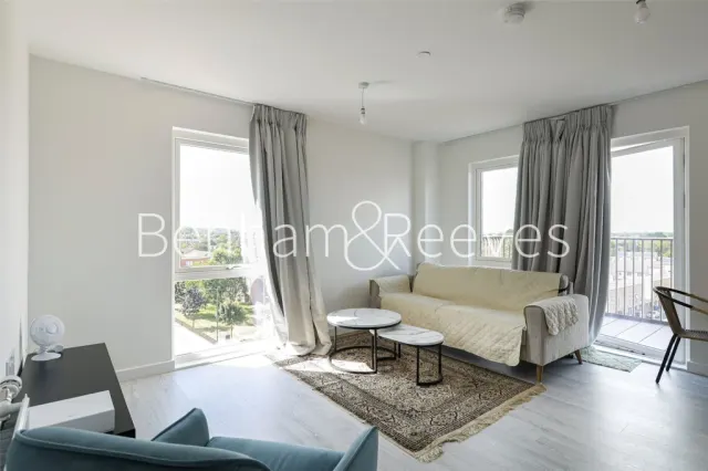 Donovan Way, Staines-upon-Thames, HA1, photo 1