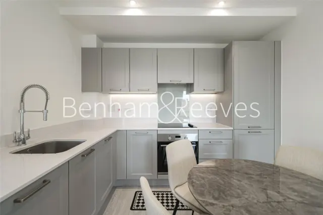 Donovan Way, Staines-upon-Thames, HA1, photo 2