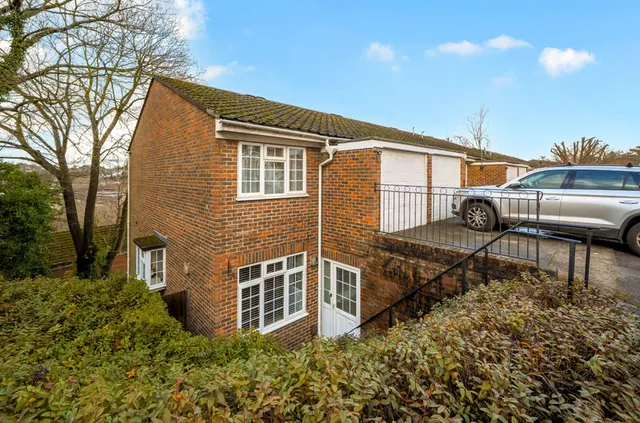 Hillview Close, Purley CR8 1AU, photo 1