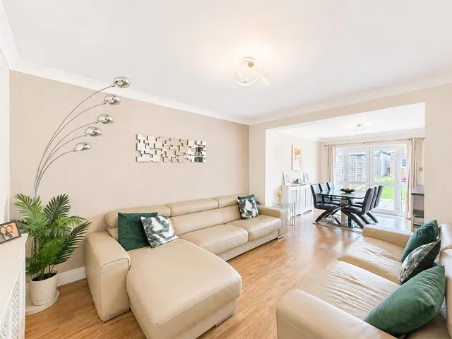 Semi-Detached For SaleWest Way, Heston, TW5, photo 2