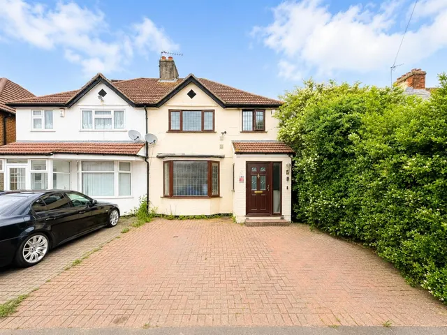 Semi-Detached For SaleWest Way, Heston, TW5, photo 3