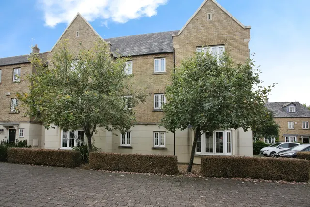 Photo 2 — Avocet Close, Rugby