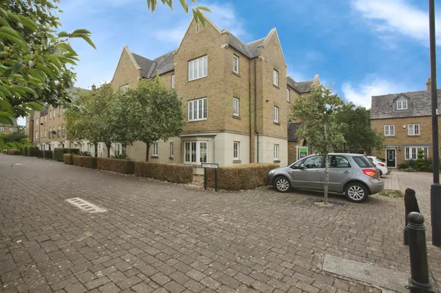 Photo 3 — Avocet Close, Rugby