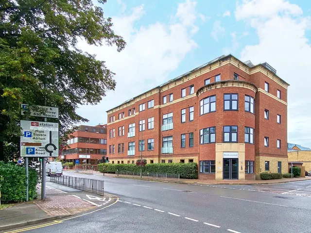 Knoll Road, Camberley, Surrey, GU15 3BP, photo 1