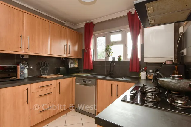 Radstock Way, Merstham, RH1, photo 2