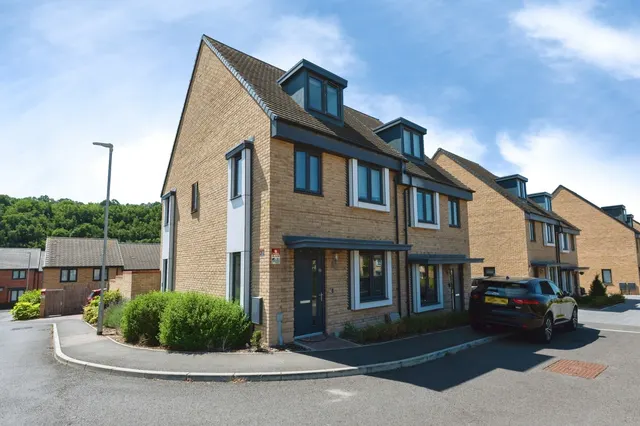 Castle Hill Drive, Ebbsfleet Valley, DA10, photo 1