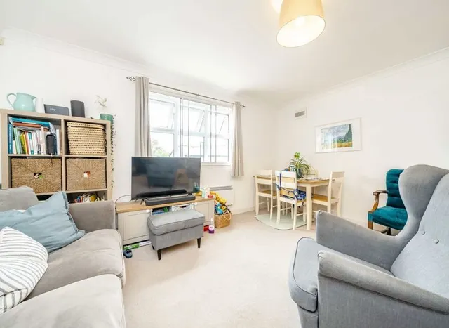 Murray Court, Hanwell, W7, photo 2