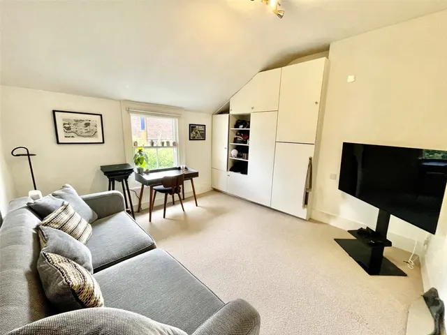 High Road, London, N22, photo 2