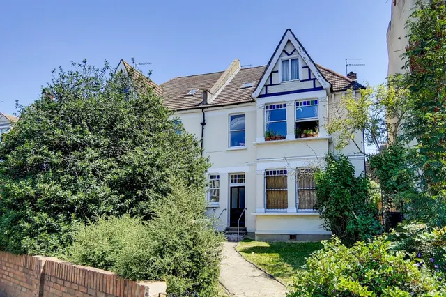 High Road, London, N22, photo 3