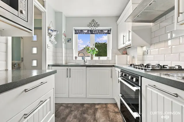 Chalvedon Avenue, Pitsea, SS13, photo 3