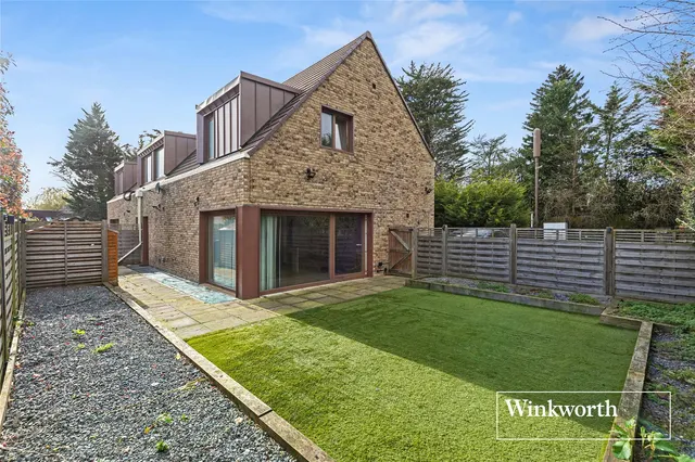 4 bedroom house — Barnet Road, Arkley, EN5