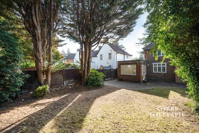 Evelyn Drive, Pinner Fees Apply, HA5, photo 2