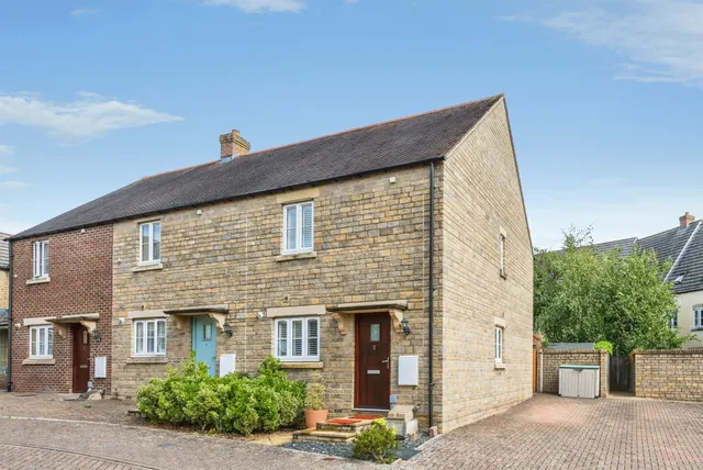 Carriage Crescent, Witney, photo 1