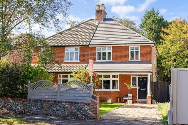 St. Martins Avenue, Epsom, KT18, photo 1