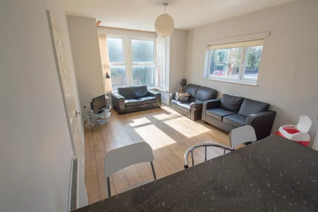 Kirkstall Lane, Headingley, LS6, photo 1