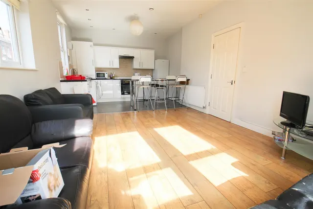Kirkstall Lane, Headingley, LS6, photo 2