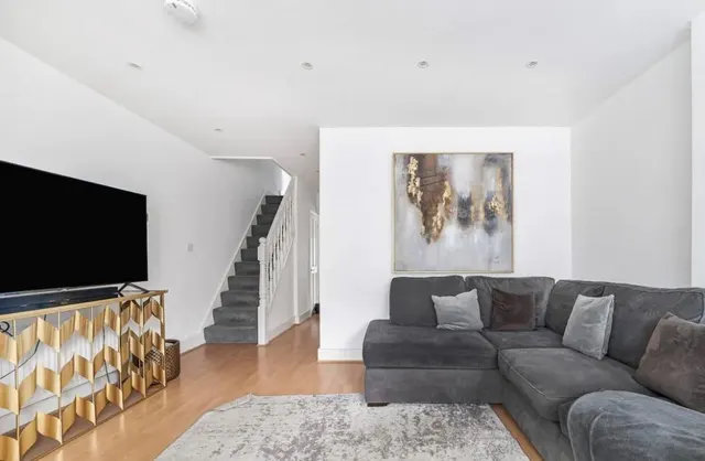 Dundee Road, London, E13, photo 2