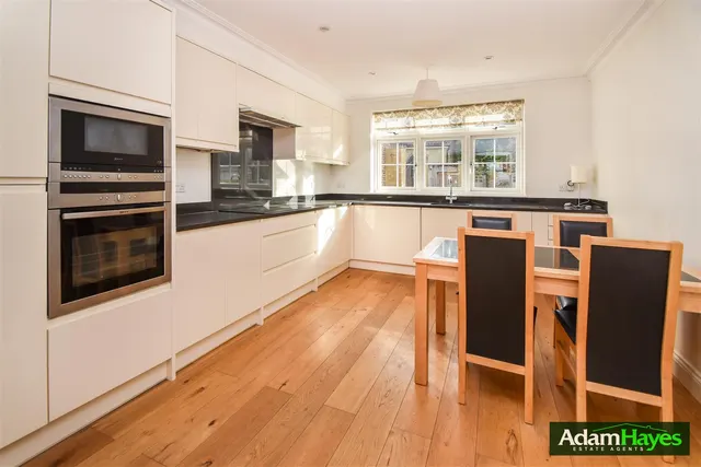 Anastasia Mews, Woodside Park, N12, photo 2