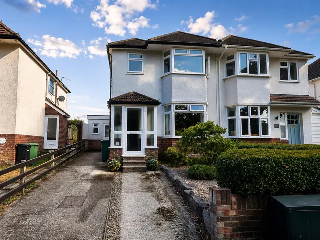 Hound Road, Netley Abbey, Southampton, photo 1
