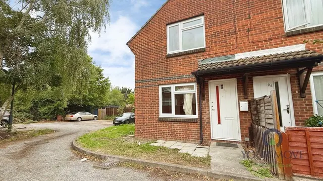 1 bedroom house — Rollesby Way, London, SE28