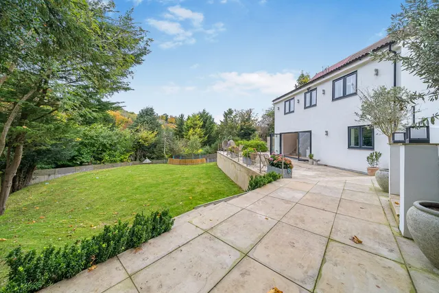 5 bedroom house — Deansfield, Caterham, CR3 6BL