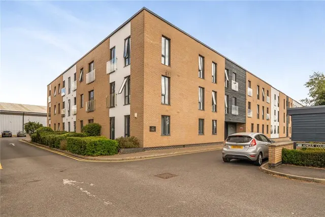 Latimer House, Angus Court, OX9, photo 2