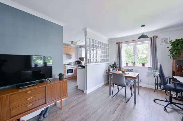 Photo 2 — Flat 4, 117 Leigham Court Road, London