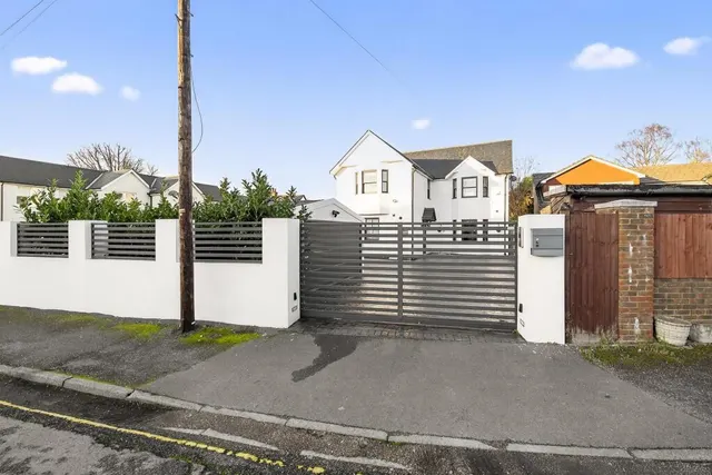 4 bedroom house — Brier Lea, Lower Kingswood, Tadworth, KT20 6TR